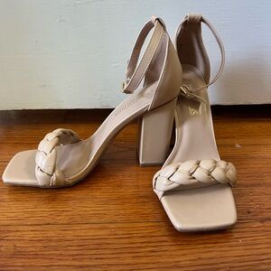 Size 7.5 Nude heels!
